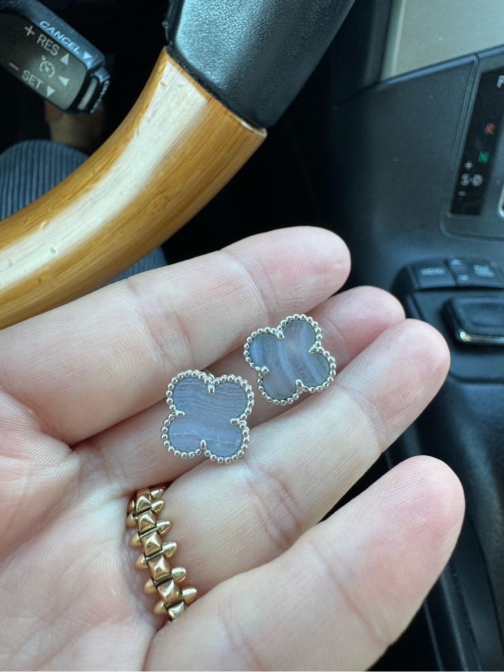 Van Cleef & Arpels chalcedony Clover Stud Earrings - Picture 2 of 15